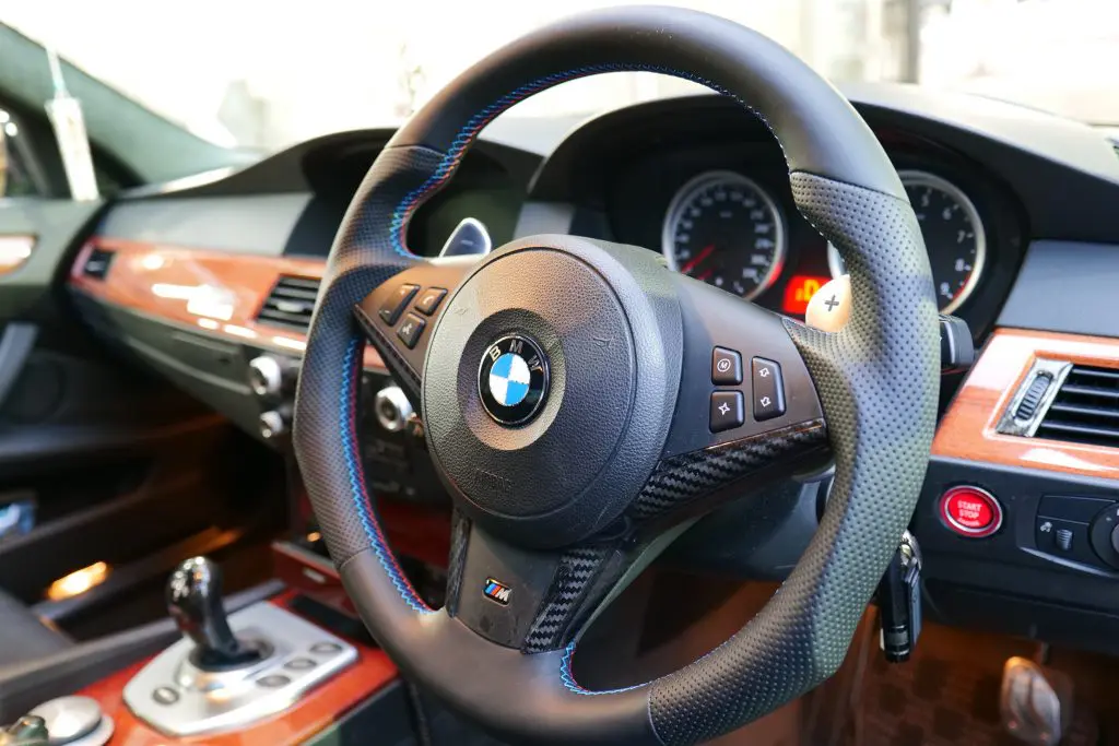 個人的憧れ！BMW V10エンジンE60 M5のステアリングをVERSPIELTで 