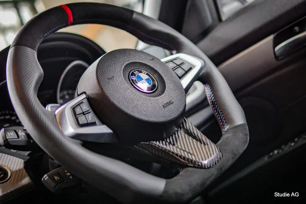 VERSPIELT SPECIAL ORDER仕立てのステアリングをBMW E89Z4に(^_-)