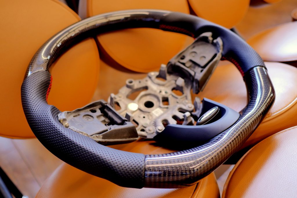 VERSPIELT(ファスピエルト)の新商品
MINI F5X系/F60用カスタムステアリング
carbon&レザーコンビ