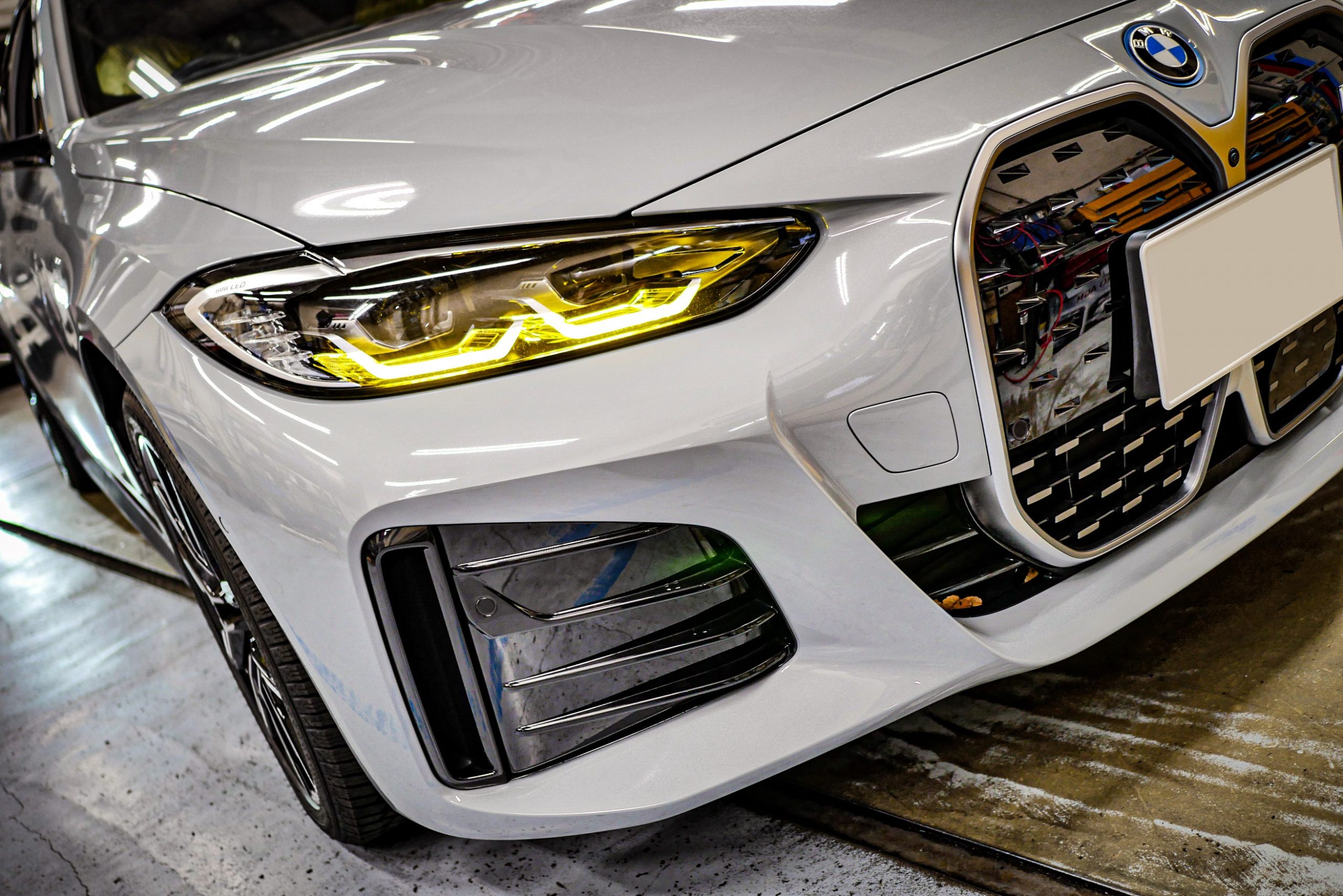 BMW i4に♪イエローデイライトモジュール(*^^)v | Studie[スタディ]